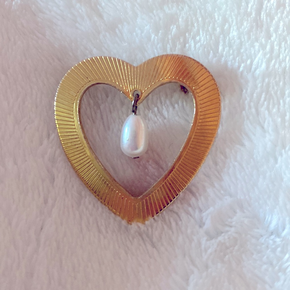 🩷VINTAGE OPEN RIBBED HEART BROOCH WITH TEARDROP FAUX PEARL